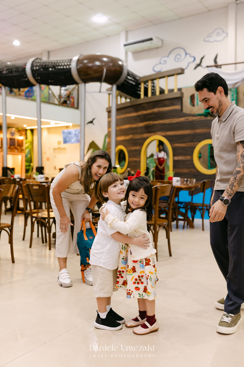 Maya sorrindo em frente à decoração de feira criada pela Panda Pink durante seu aniversário de 4 anos no Buffet Santa Arruaça, em Arujá.