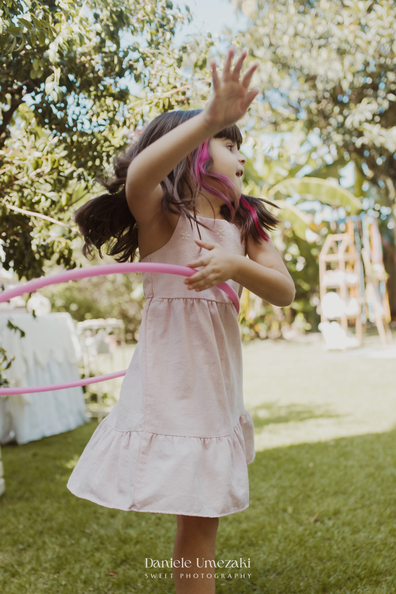 Olivia comemorando seu primeiro aniversário no Quintal Pitangueira, em Mogi das Cruzes, com decoração da Ju, da Cerejeira Decora, fotografada por Dani Umezaki