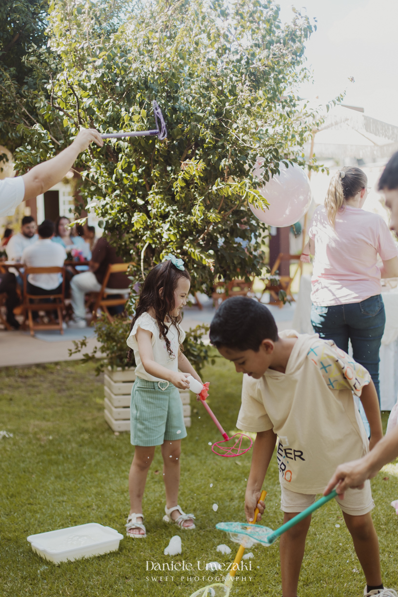 Olivia comemorando seu primeiro aniversário no Quintal Pitangueira, em Mogi das Cruzes, com decoração da Ju, da Cerejeira Decora, fotografada por Dani Umezaki