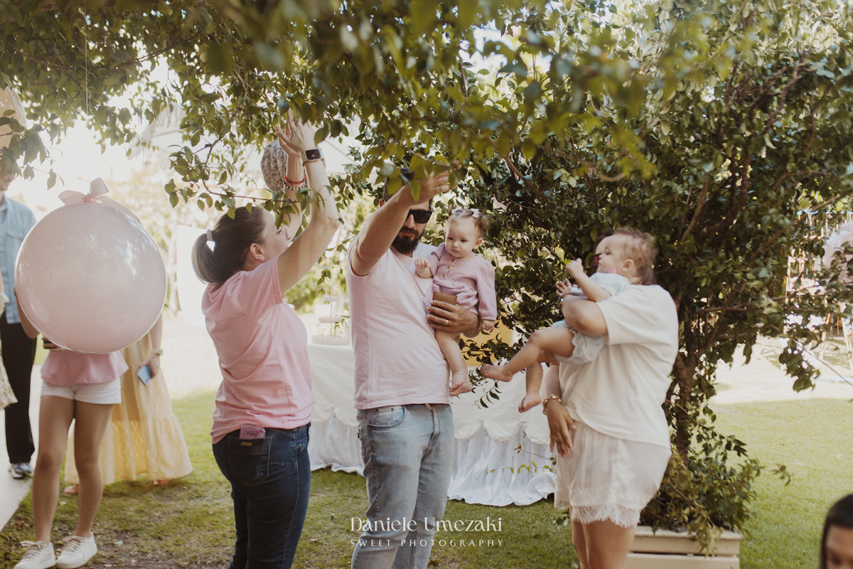 Olivia comemorando seu primeiro aniversário no Quintal Pitangueira, em Mogi das Cruzes, com decoração da Ju, da Cerejeira Decora, fotografada por Dani Umezaki