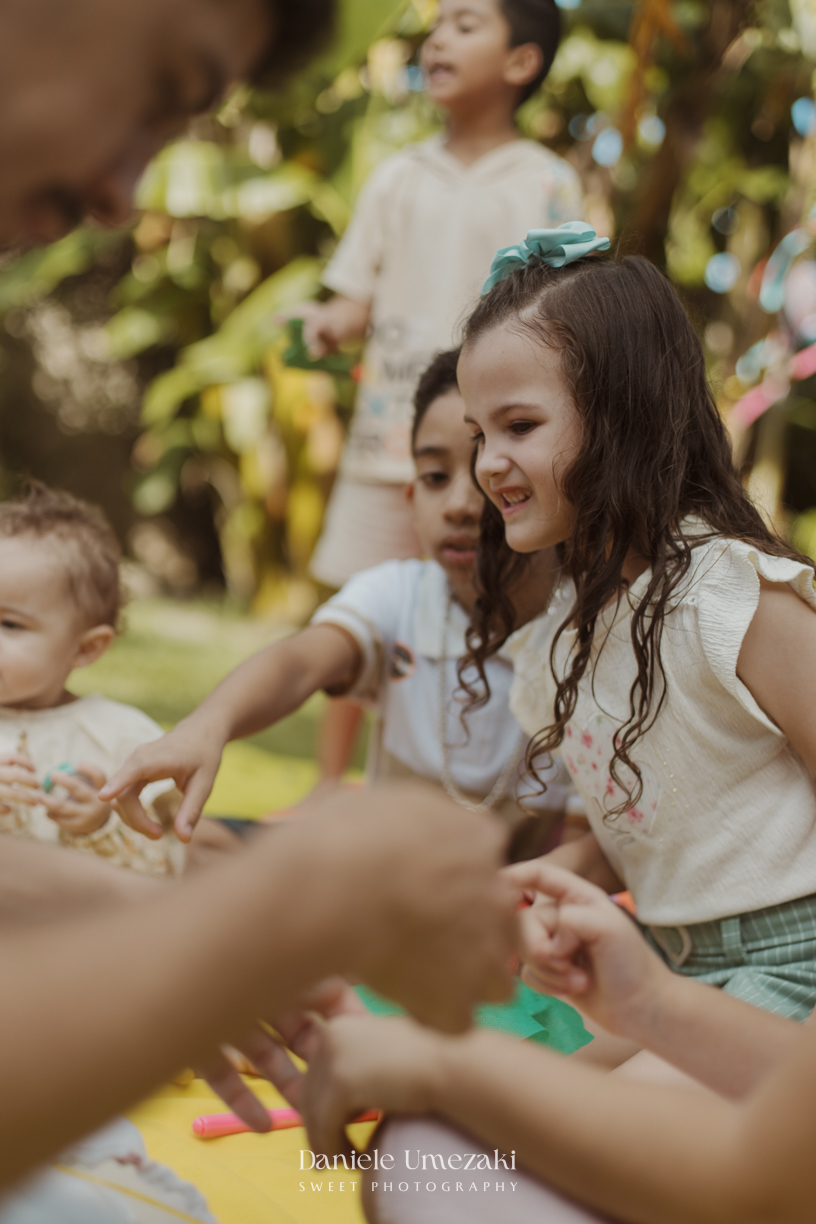 Olivia comemorando seu primeiro aniversário no Quintal Pitangueira, em Mogi das Cruzes, com decoração da Ju, da Cerejeira Decora, fotografada por Dani Umezaki