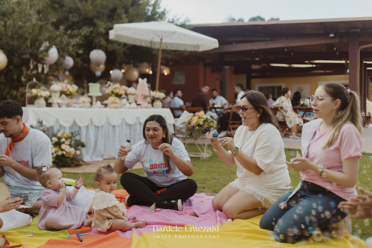 Olivia comemorando seu primeiro aniversário no Quintal Pitangueira, em Mogi das Cruzes, com decoração da Ju, da Cerejeira Decora, fotografada por Dani Umezaki
