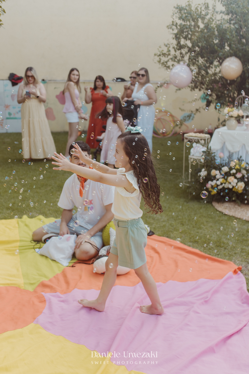Olivia comemorando seu primeiro aniversário no Quintal Pitangueira, em Mogi das Cruzes, com decoração da Ju, da Cerejeira Decora, fotografada por Dani Umezaki