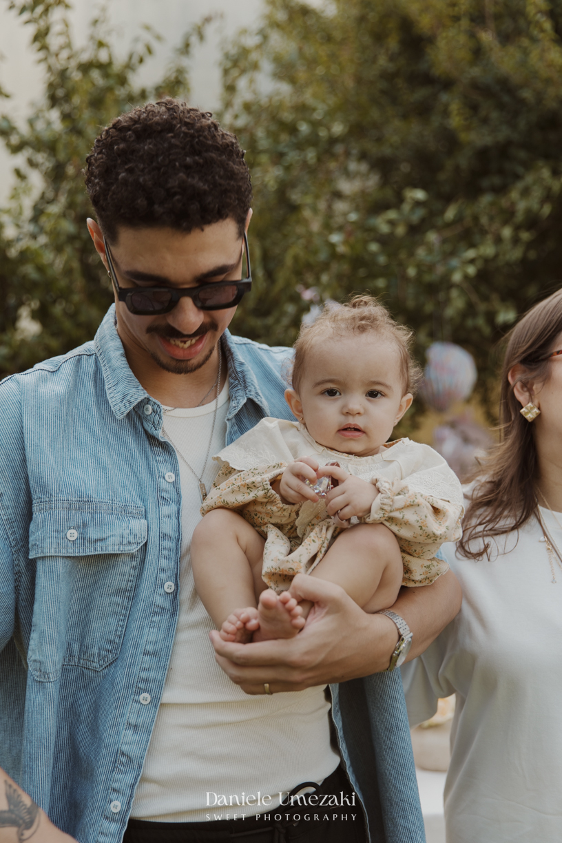 Olivia comemorando seu primeiro aniversário no Quintal Pitangueira, em Mogi das Cruzes, com decoração da Ju, da Cerejeira Decora, fotografada por Dani Umezaki