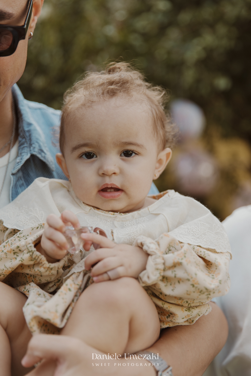 Olivia comemorando seu primeiro aniversário no Quintal Pitangueira, em Mogi das Cruzes, com decoração da Ju, da Cerejeira Decora, fotografada por Dani Umezaki