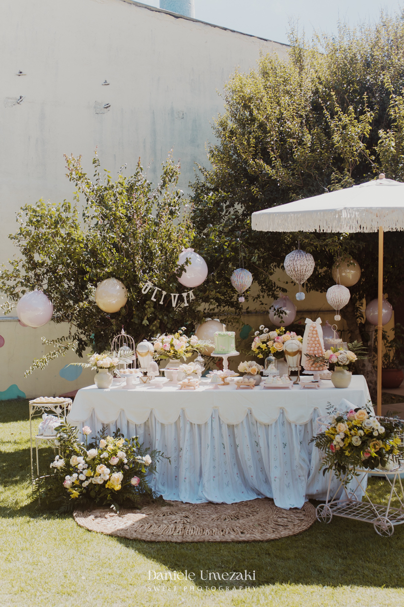 Olivia comemorando seu primeiro aniversário no Quintal Pitangueira, em Mogi das Cruzes, com decoração da Ju, da Cerejeira Decora, fotografada por Dani Umezaki
