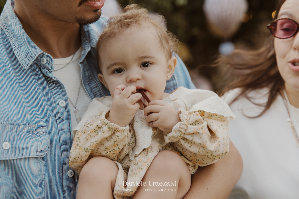 Olivia comemorando seu primeiro aniversário no Quintal Pitangueira, em Mogi das Cruzes, com decoração da Ju, da Cerejeira Decora, fotografada por Dani Umezaki