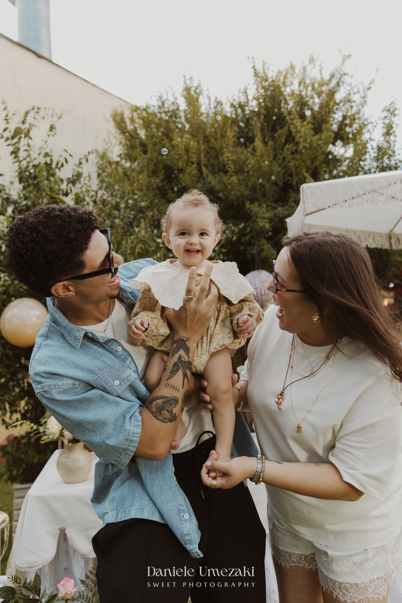 Olivia comemorando seu primeiro aniversário no Quintal Pitangueira, em Mogi das Cruzes, com decoração da Ju, da Cerejeira Decora, fotografada por Dani Umezaki