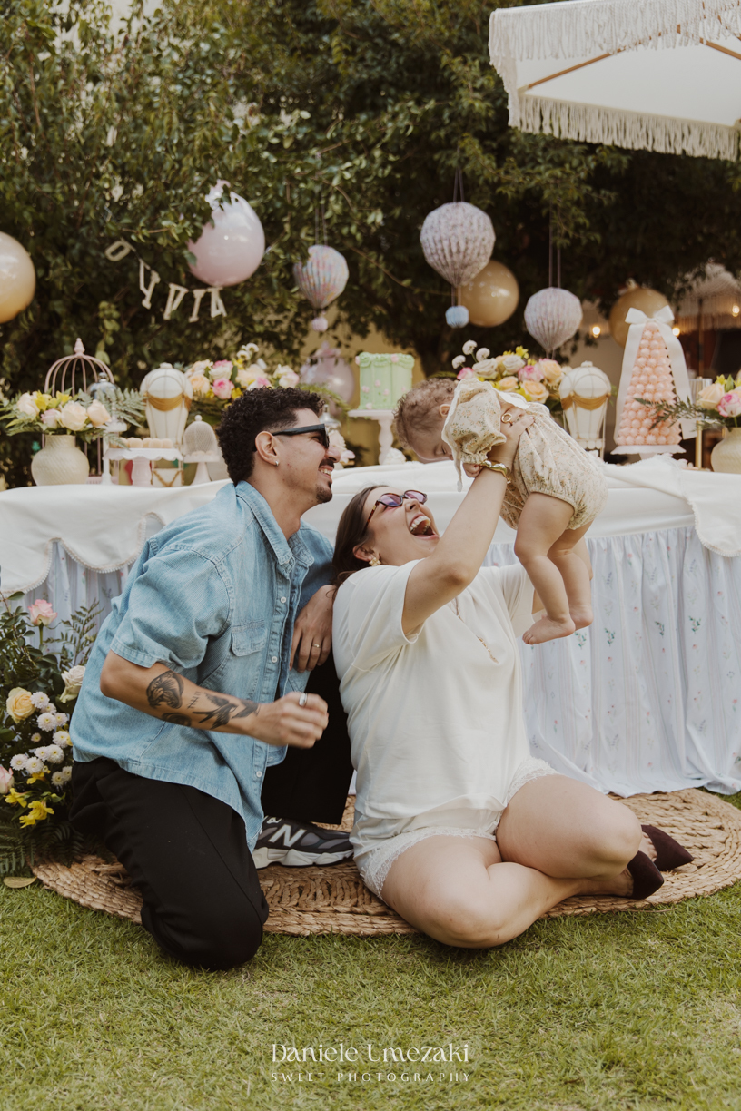 Olivia comemorando seu primeiro aniversário no Quintal Pitangueira, em Mogi das Cruzes, com decoração da Ju, da Cerejeira Decora, fotografada por Dani Umezaki