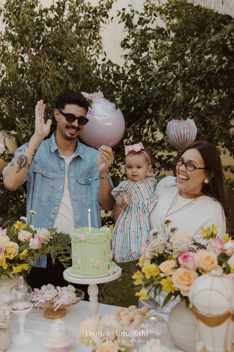 Olivia comemorando seu primeiro aniversário no Quintal Pitangueira, em Mogi das Cruzes, com decoração da Ju, da Cerejeira Decora, fotografada por Dani Umezaki