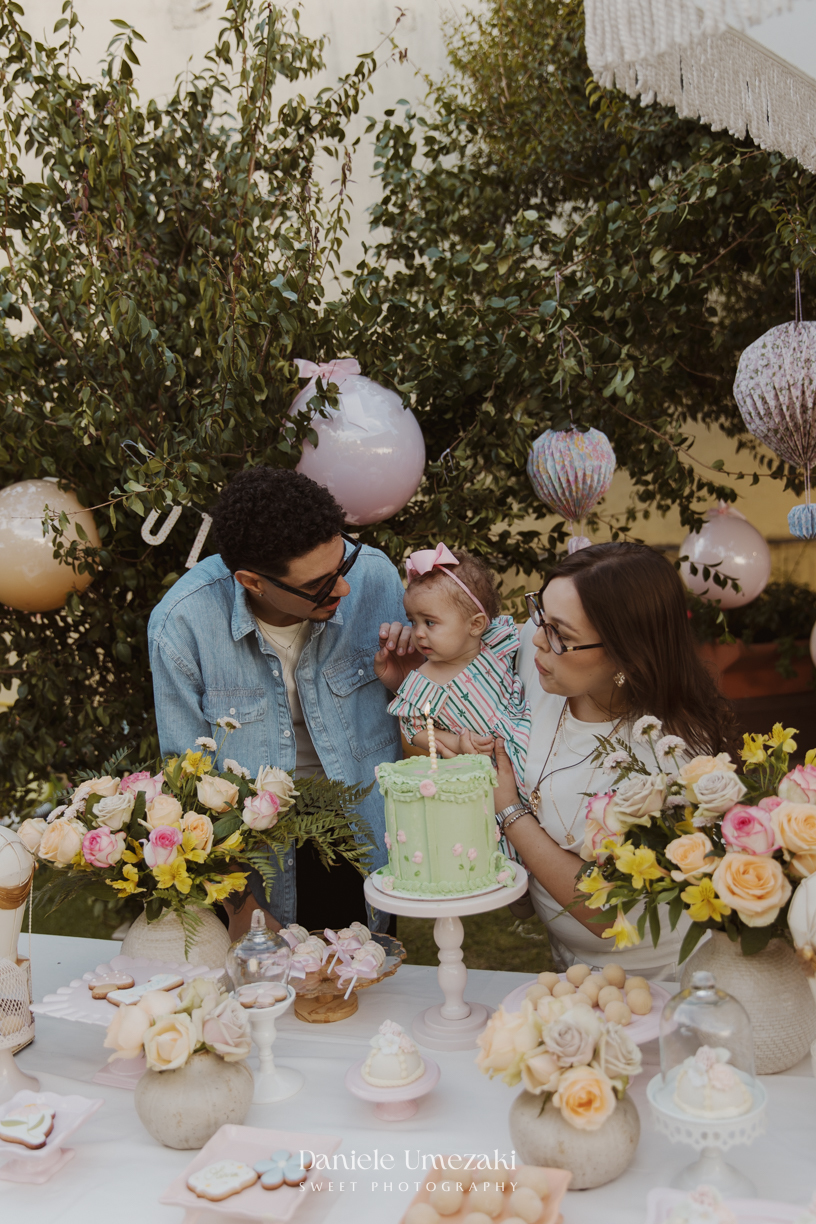Olivia comemorando seu primeiro aniversário no Quintal Pitangueira, em Mogi das Cruzes, com decoração da Ju, da Cerejeira Decora, fotografada por Dani Umezaki