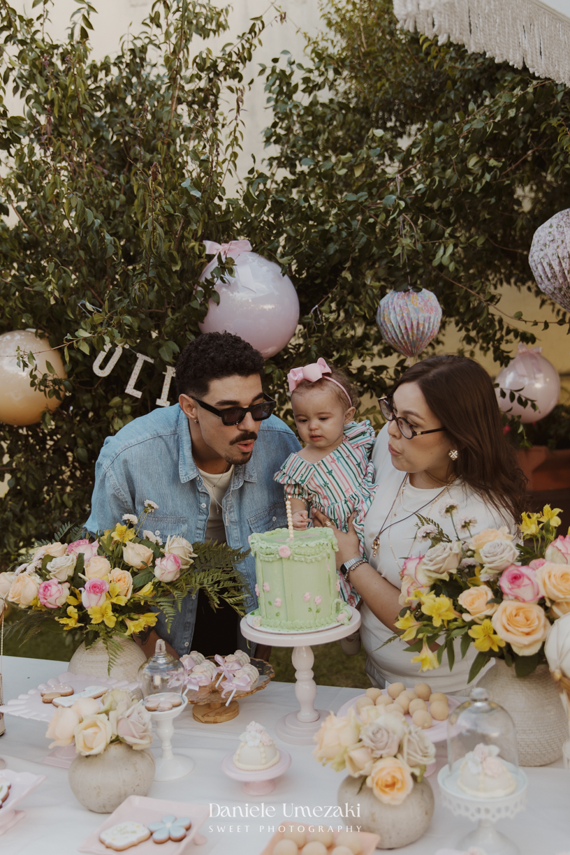 Olivia comemorando seu primeiro aniversário no Quintal Pitangueira, em Mogi das Cruzes, com decoração da Ju, da Cerejeira Decora, fotografada por Dani Umezaki