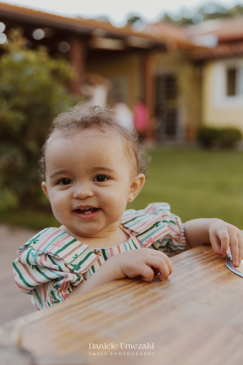 Olivia comemorando seu primeiro aniversário no Quintal Pitangueira, em Mogi das Cruzes, com decoração da Ju, da Cerejeira Decora, fotografada por Dani Umezaki