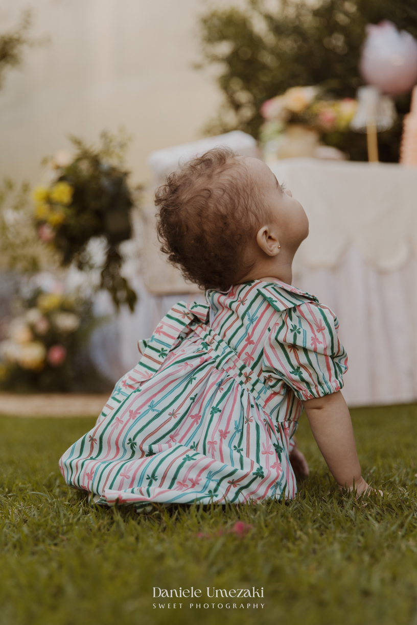 Olivia comemorando seu primeiro aniversário no Quintal Pitangueira, em Mogi das Cruzes, com decoração da Ju, da Cerejeira Decora, fotografada por Dani Umezaki