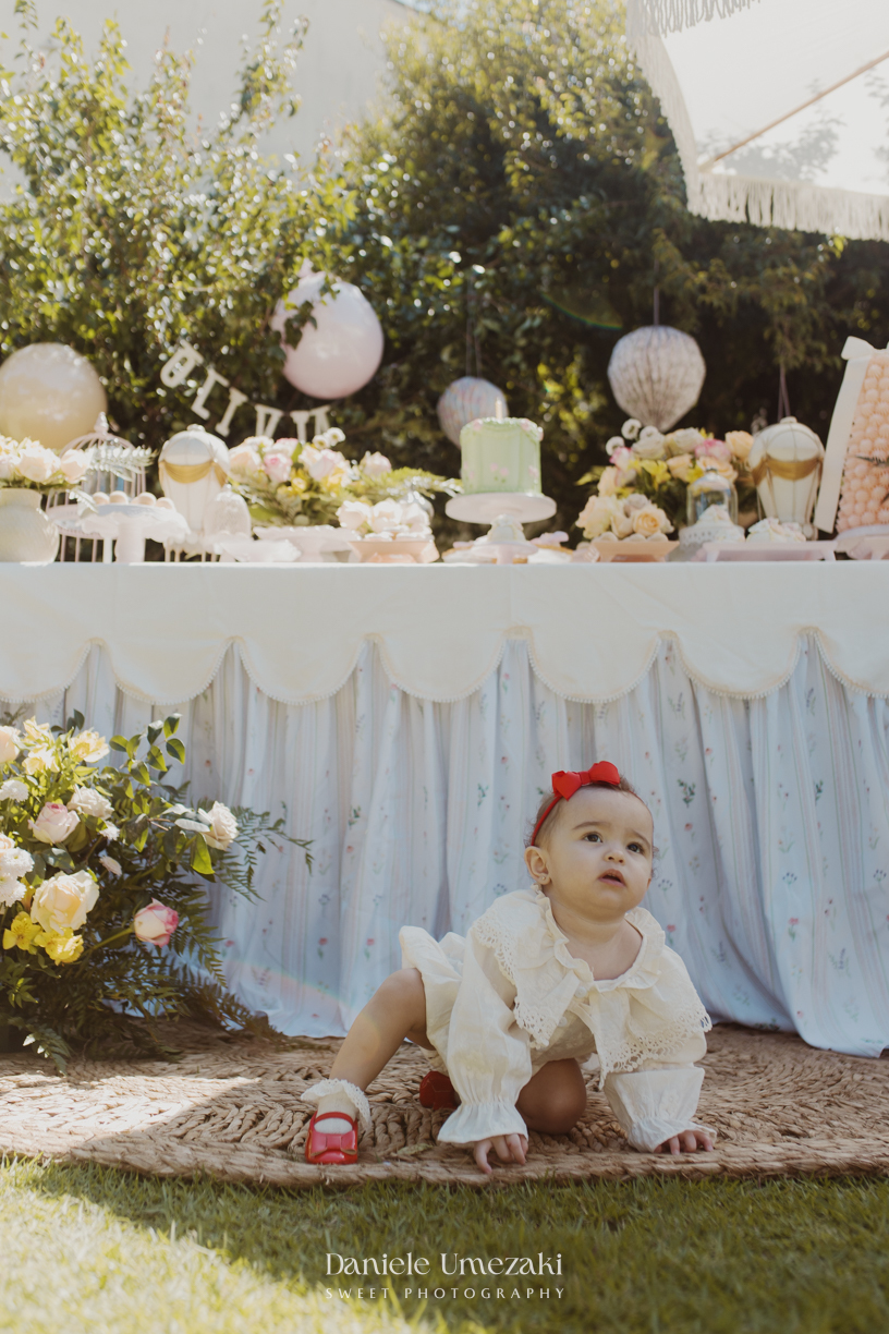 Olivia comemorando seu primeiro aniversário no Quintal Pitangueira, em Mogi das Cruzes, com decoração da Ju, da Cerejeira Decora, fotografada por Dani Umezaki
