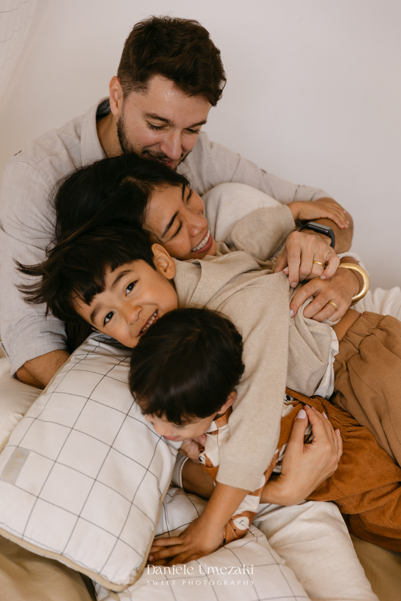 Lie, Luciano, Hiro e Akira durante ensaio de família realizado em Mogi das Cruzes, em uma manhã leve com momentos espontâneos e cheios de carinho