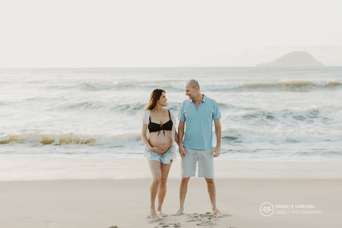 Iris e Antonio Carlos durante ensaio gestante na praia ao nascer do sol, esperando a chegada da pequena Carolina.