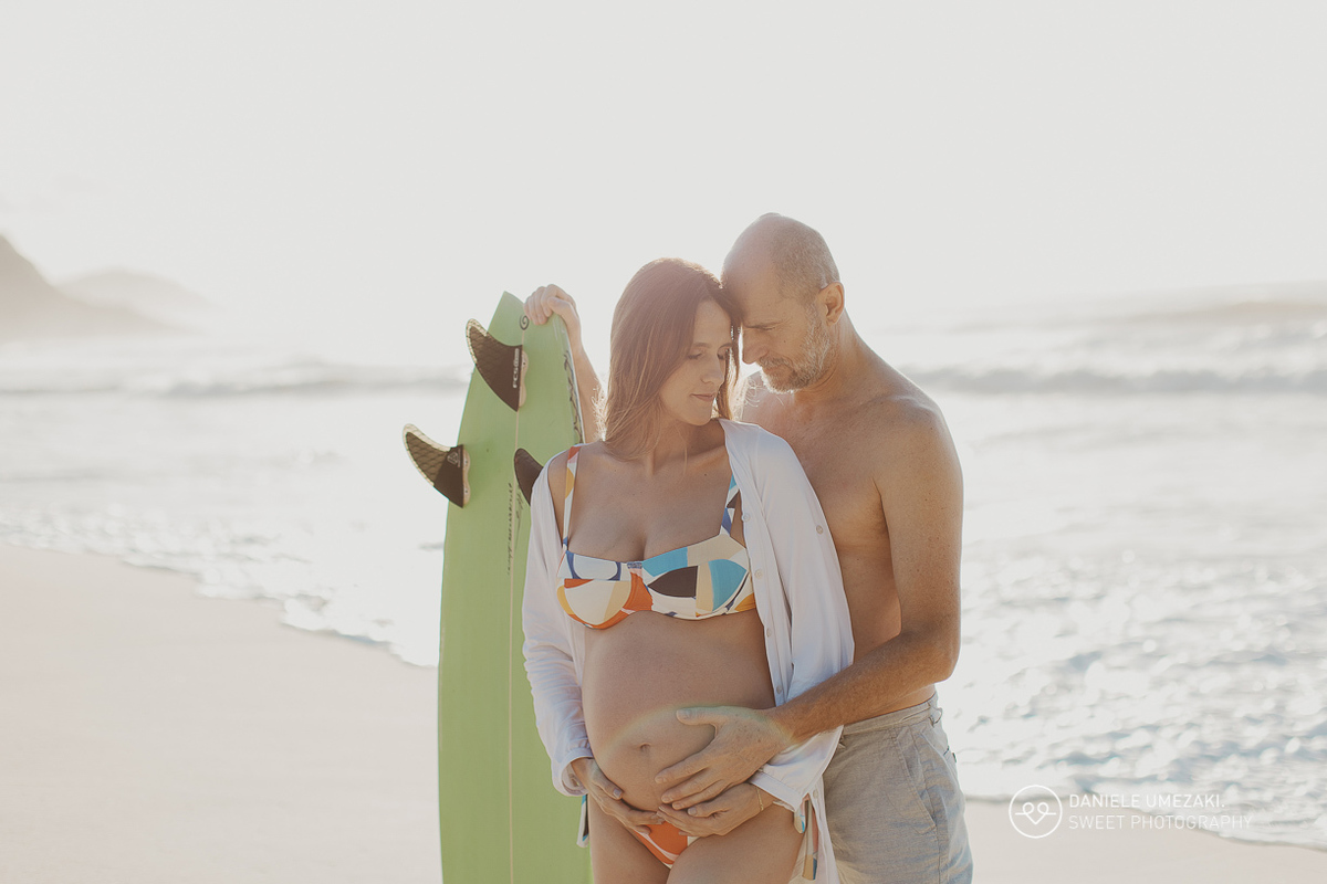 Iris e Antonio Carlos durante ensaio gestante na praia ao nascer do sol, esperando a cheIris e Antonio Carlos durante ensaio gestante na praia ao nascer do sol, esperando a chegada da pequena Carolina.gada da pequena Carolina.