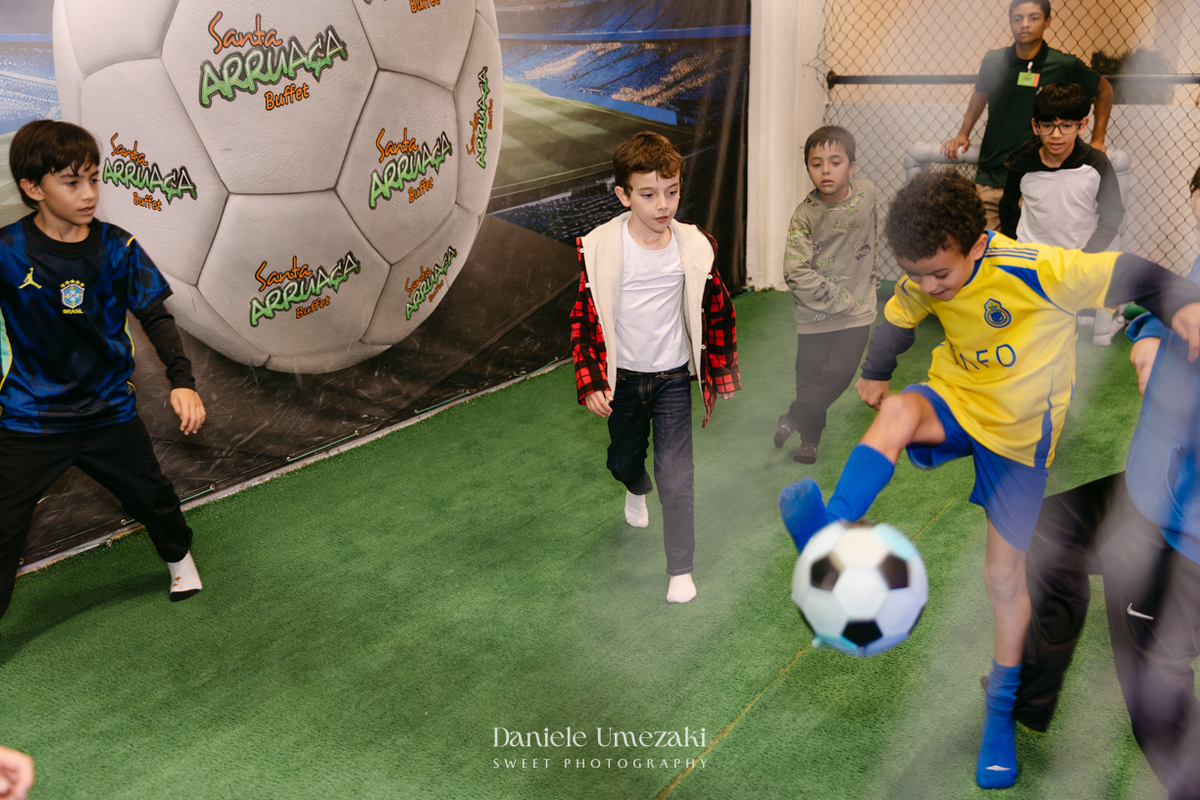 Nicolas comemorando seu aniversário de 8 anos no Buffet Santa Arruaça em Mogi das Cruzes, em uma festa inspirada no clima da Copa do Mundo.