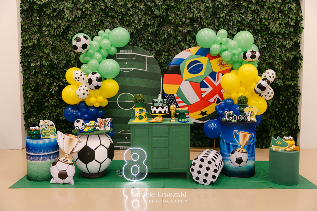 Nicolas comemorando seu aniversário de 8 anos no Buffet Santa Arruaça em Mogi das Cruzes, em uma festa inspirada no clima da Copa do Mundo.