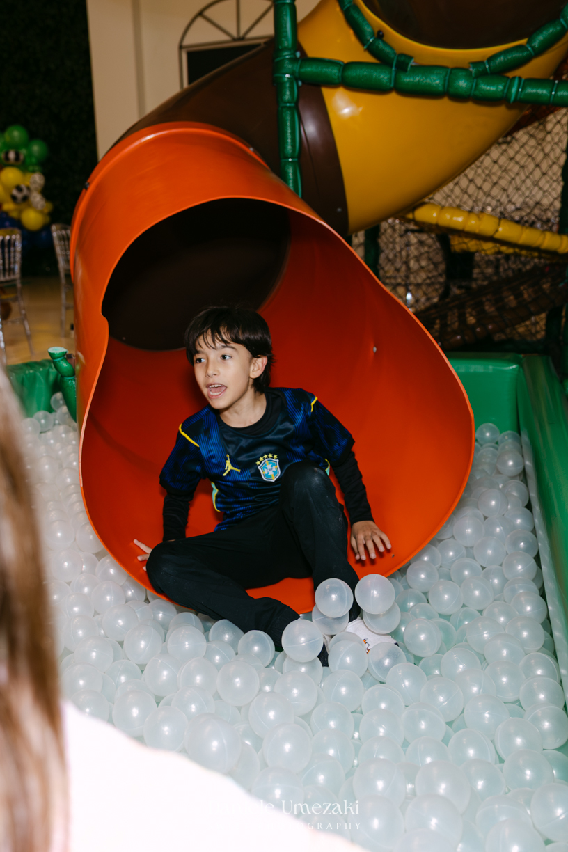Nicolas comemorando seu aniversário de 8 anos no Buffet Santa Arruaça em Mogi das Cruzes, em uma festa inspirada no clima da Copa do Mundo.