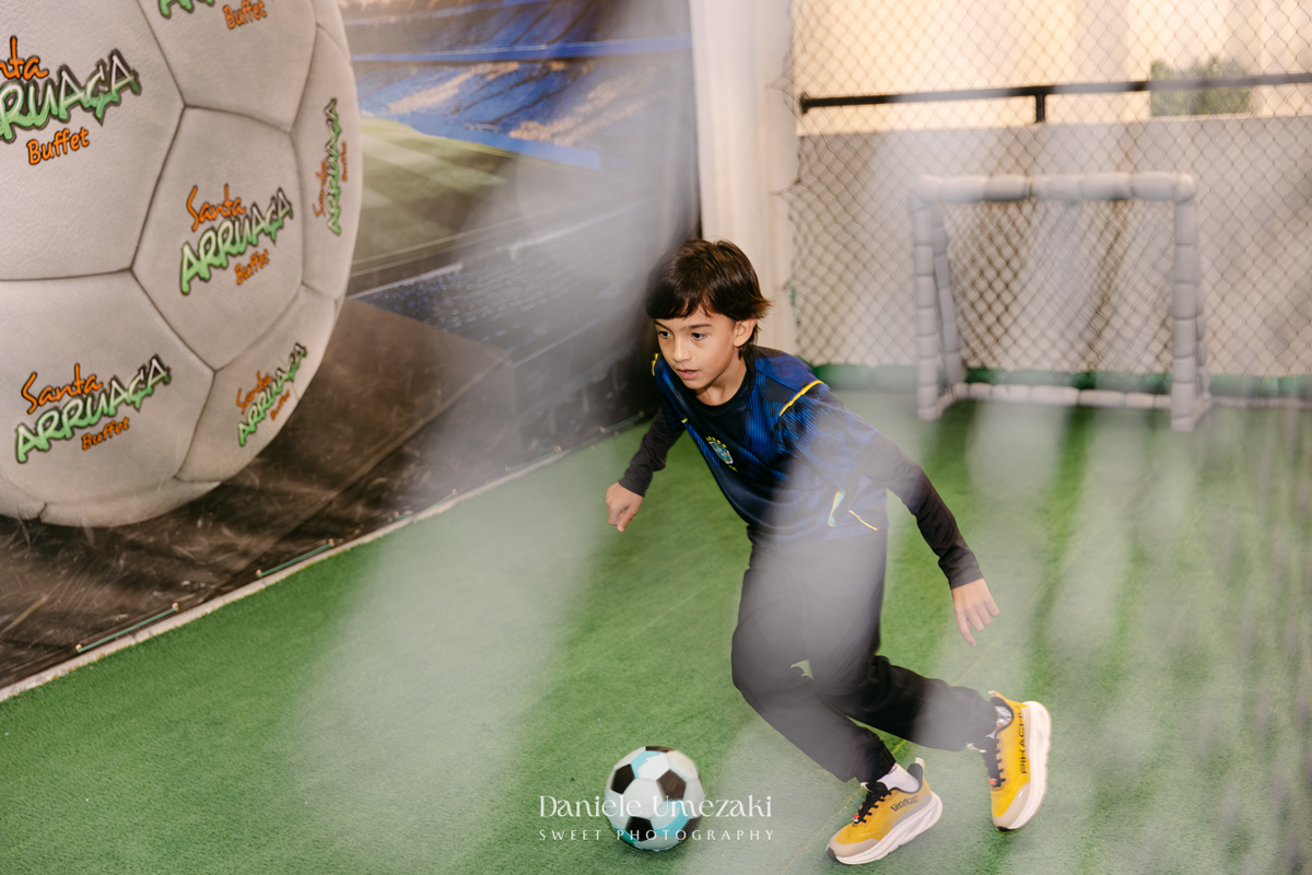 Nicolas comemorando seu aniversário de 8 anos no Buffet Santa Arruaça em Mogi das Cruzes, em uma festa inspirada no clima da Copa do Mundo.