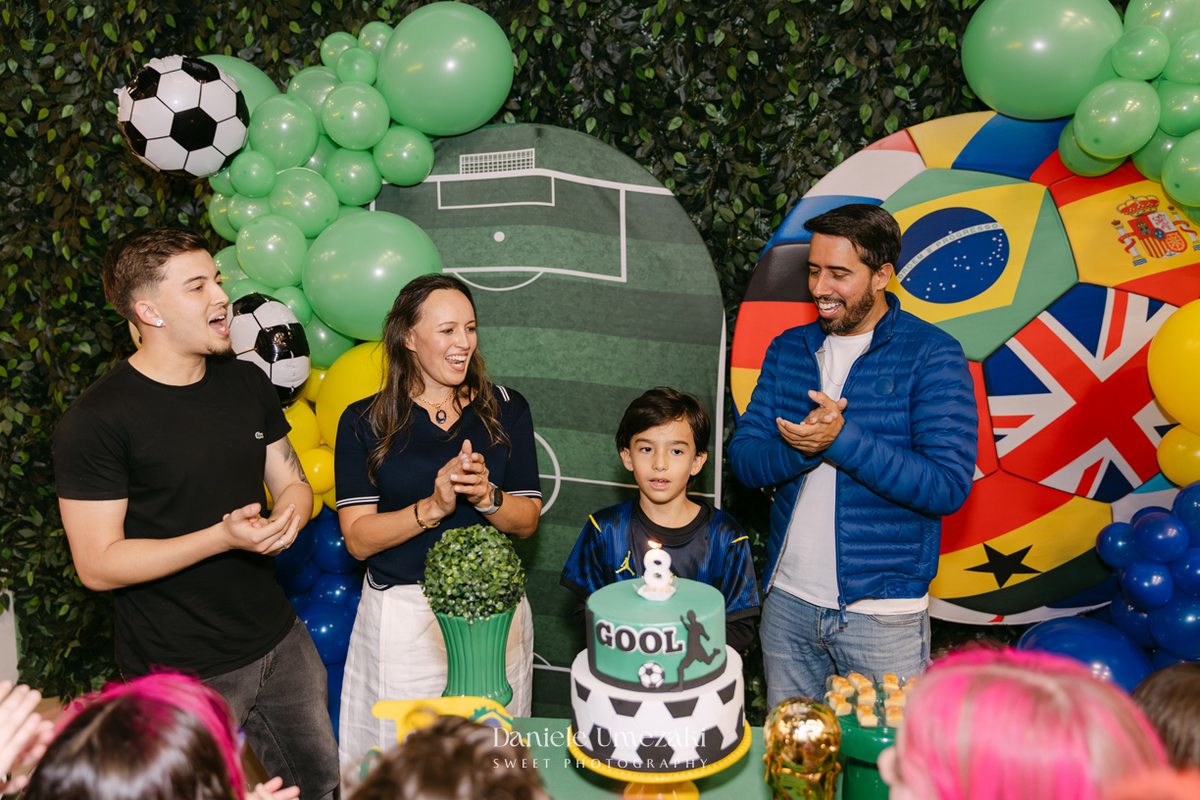 Nicolas comemorando seu aniversário de 8 anos no Buffet Santa Arruaça em Mogi das Cruzes, em uma festa inspirada no clima da Copa do Mundo.