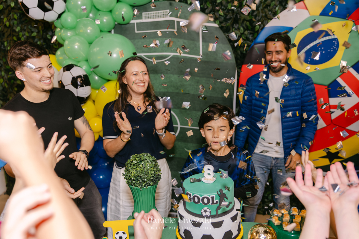 Nicolas comemorando seu aniversário de 8 anos no Buffet Santa Arruaça em Mogi das Cruzes, em uma festa inspirada no clima da Copa do Mundo.