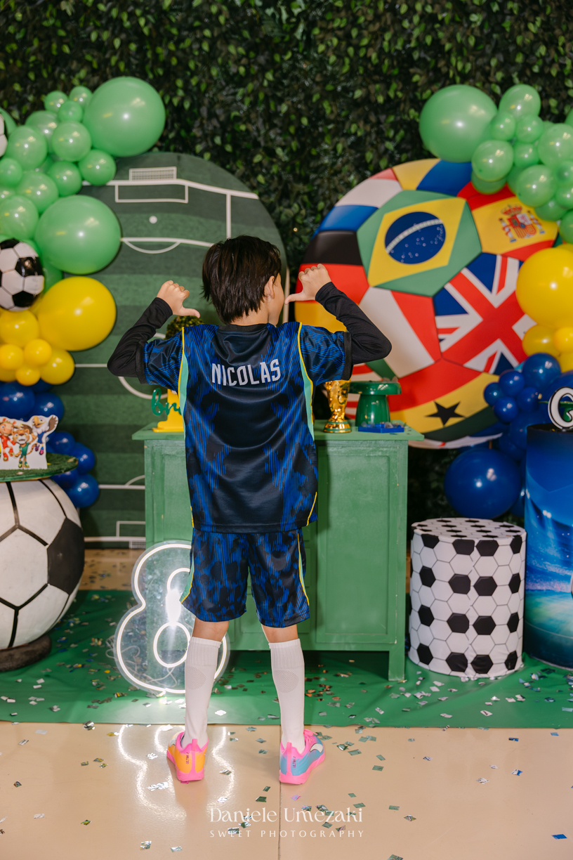 Nicolas comemorando seu aniversário de 8 anos no Buffet Santa Arruaça em Mogi das Cruzes, em uma festa inspirada no clima da Copa do Mundo.