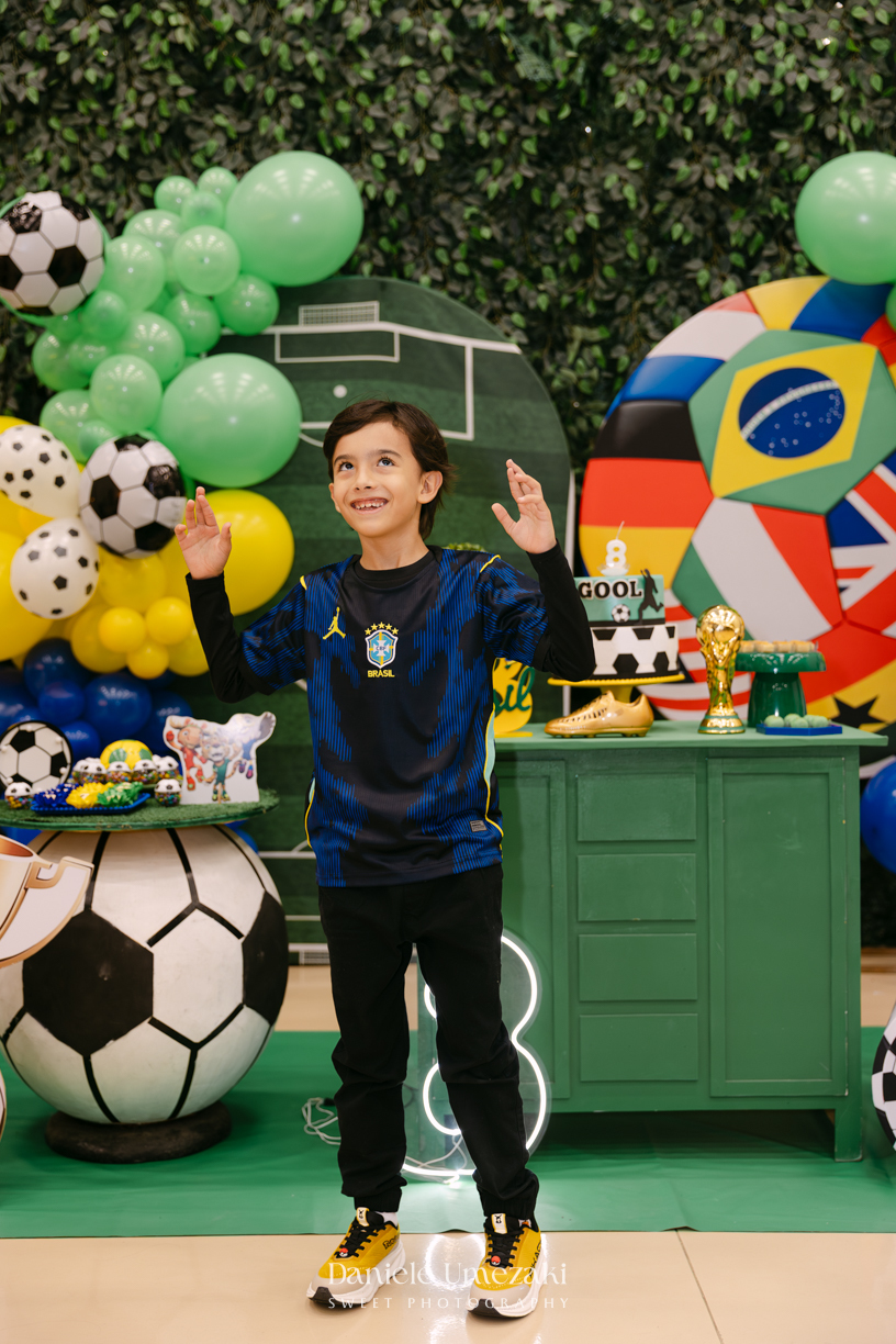 Nicolas comemorando seu aniversário de 8 anos no Buffet Santa Arruaça em Mogi das Cruzes, em uma festa inspirada no clima da Copa do Mundo.