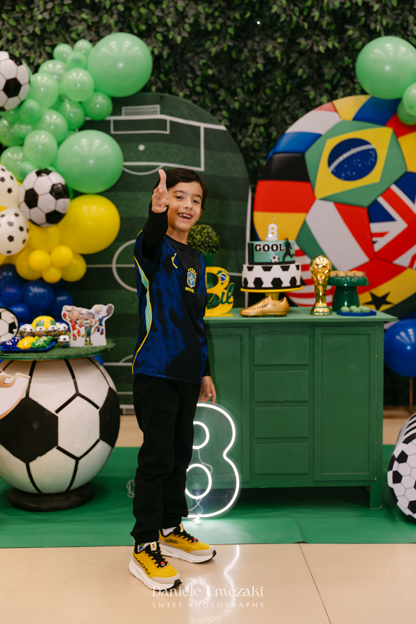 Nicolas comemorando seu aniversário de 8 anos no Buffet Santa Arruaça em Mogi das Cruzes, em uma festa inspirada no clima da Copa do Mundo.