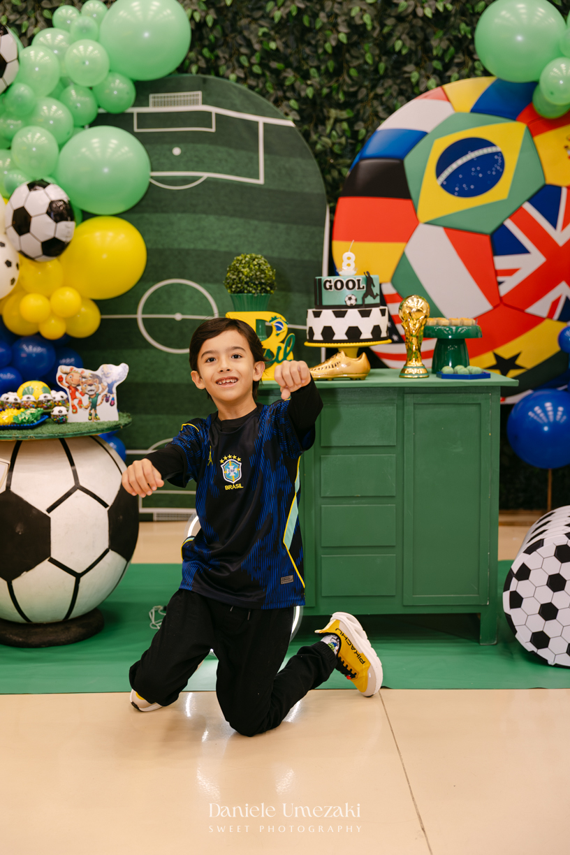 Nicolas comemorando seu aniversário de 8 anos no Buffet Santa Arruaça em Mogi das Cruzes, em uma festa inspirada no clima da Copa do Mundo.