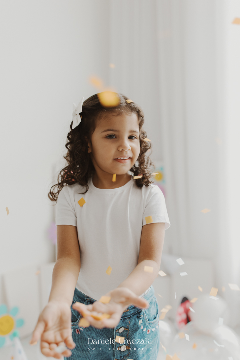 Agnes durante ensaio infantil de 3 anos em estúdio em Mogi das Cruzes, comemorando seu aniversário com pintura em tela, bolo e a companhia da irmã.