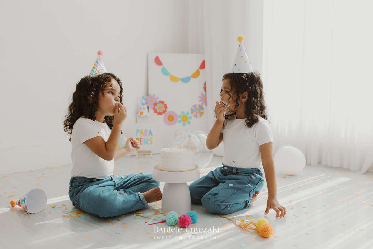 Agnes durante ensaio infantil de 3 anos em estúdio em Mogi das Cruzes, comemorando seu aniversário com pintura em tela, bolo e a companhia da irmã.