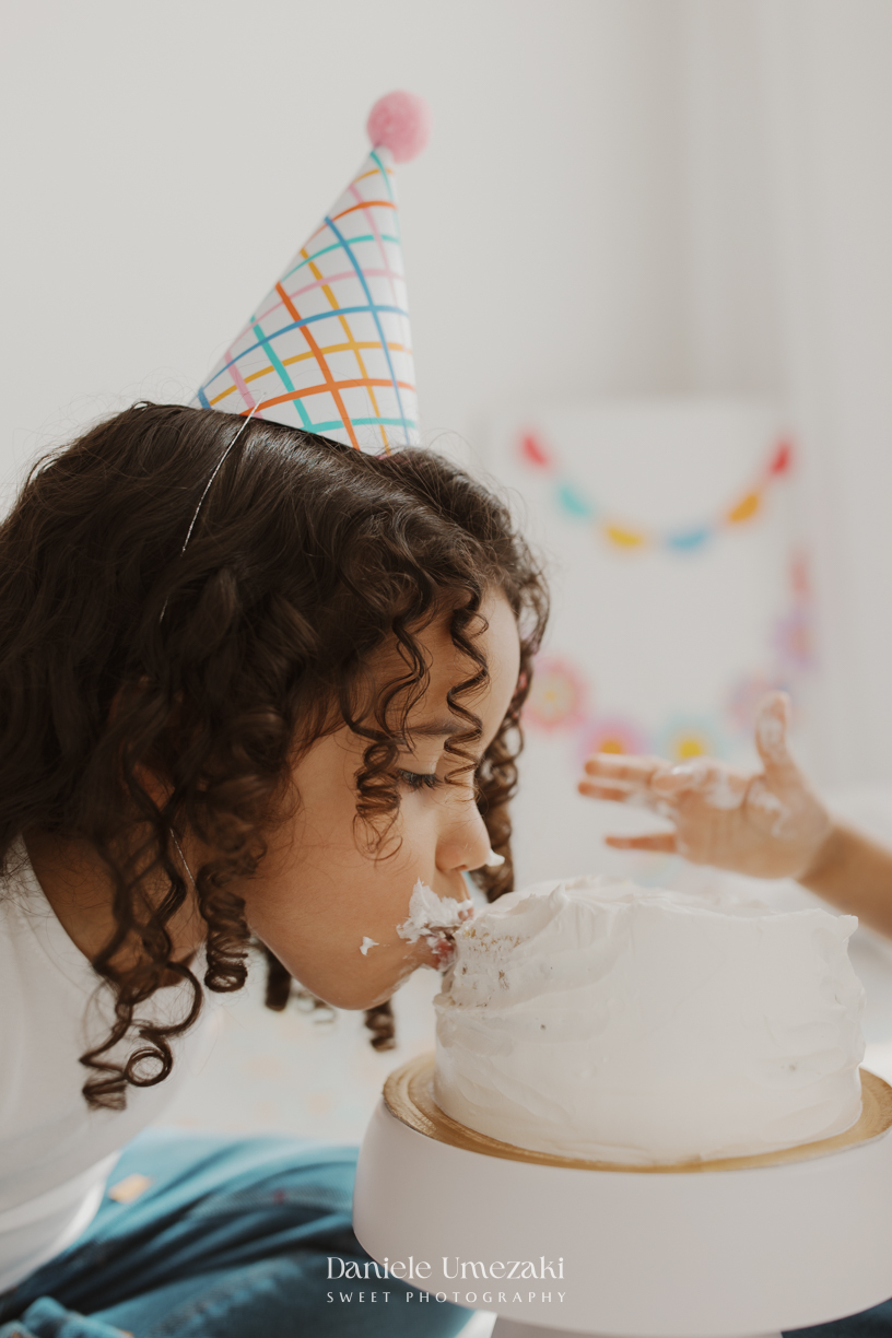 Agnes durante ensaio infantil de 3 anos em estúdio em Mogi das Cruzes, comemorando seu aniversário com pintura em tela, bolo e a companhia da irmã.
