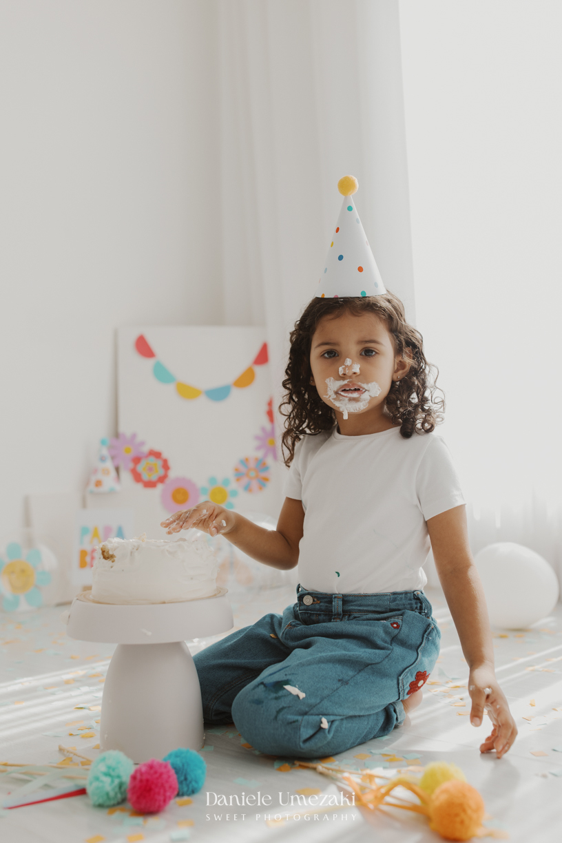 Agnes durante ensaio infantil de 3 anos em estúdio em Mogi das Cruzes, comemorando seu aniversário com pintura em tela, bolo e a companhia da irmã.