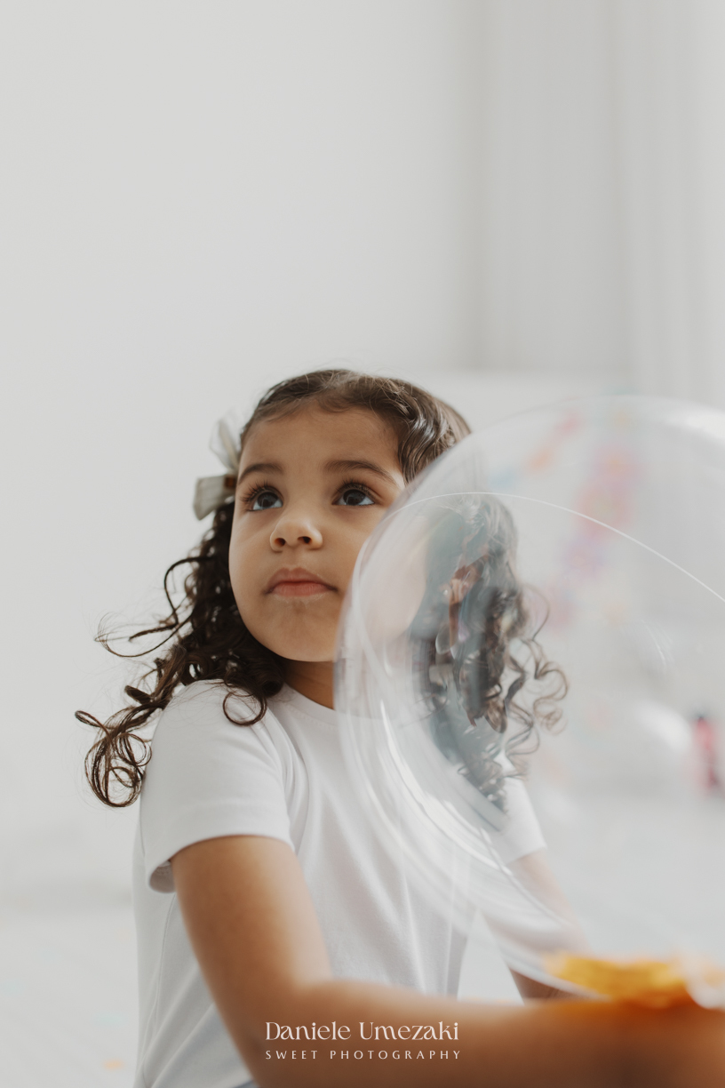 Agnes durante ensaio infantil de 3 anos em estúdio em Mogi das Cruzes, comemorando seu aniversário com pintura em tela, bolo e a companhia da irmã.
