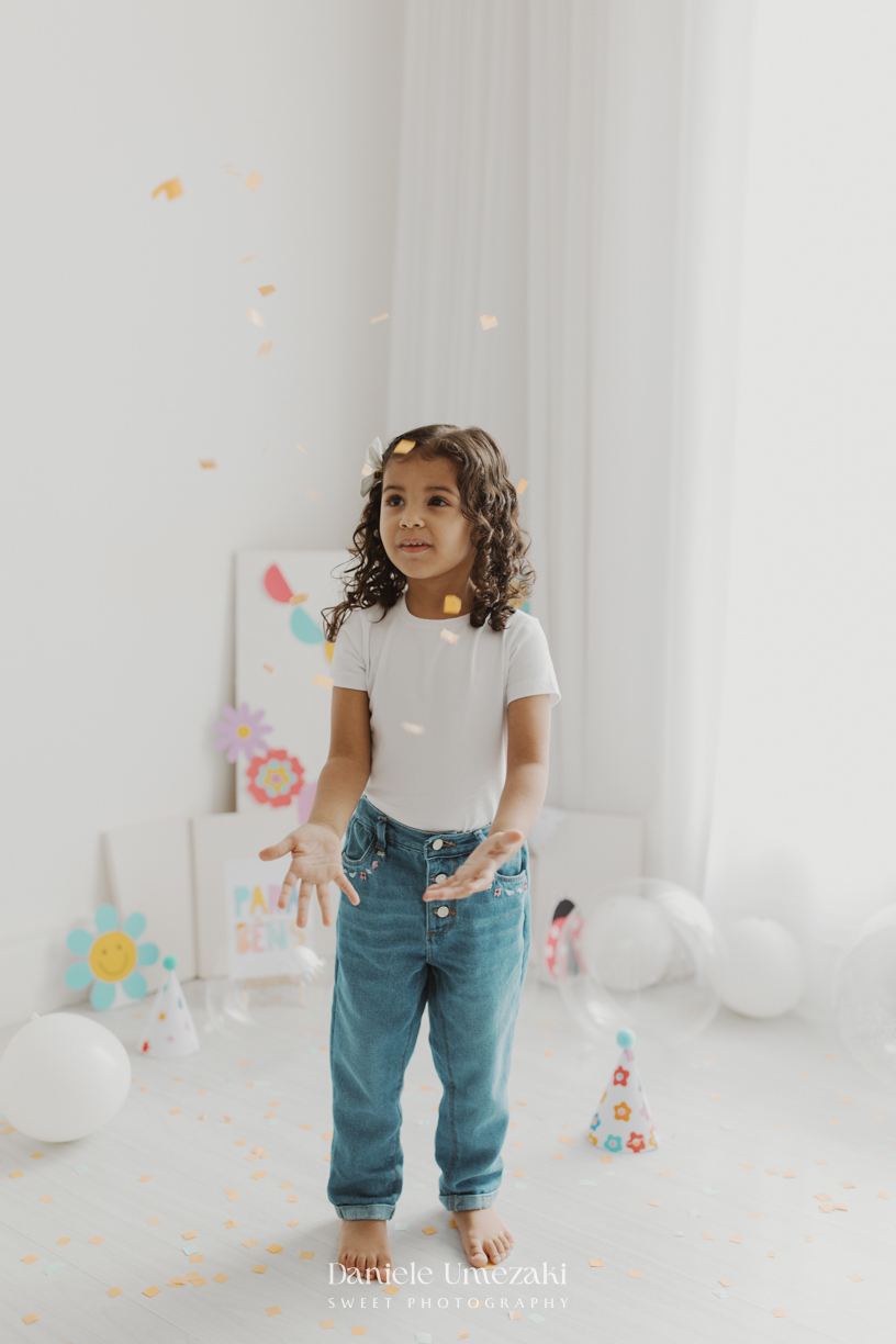 Agnes durante ensaio infantil de 3 anos em estúdio em Mogi das Cruzes, comemorando seu aniversário com pintura em tela, bolo e a companhia da irmã.