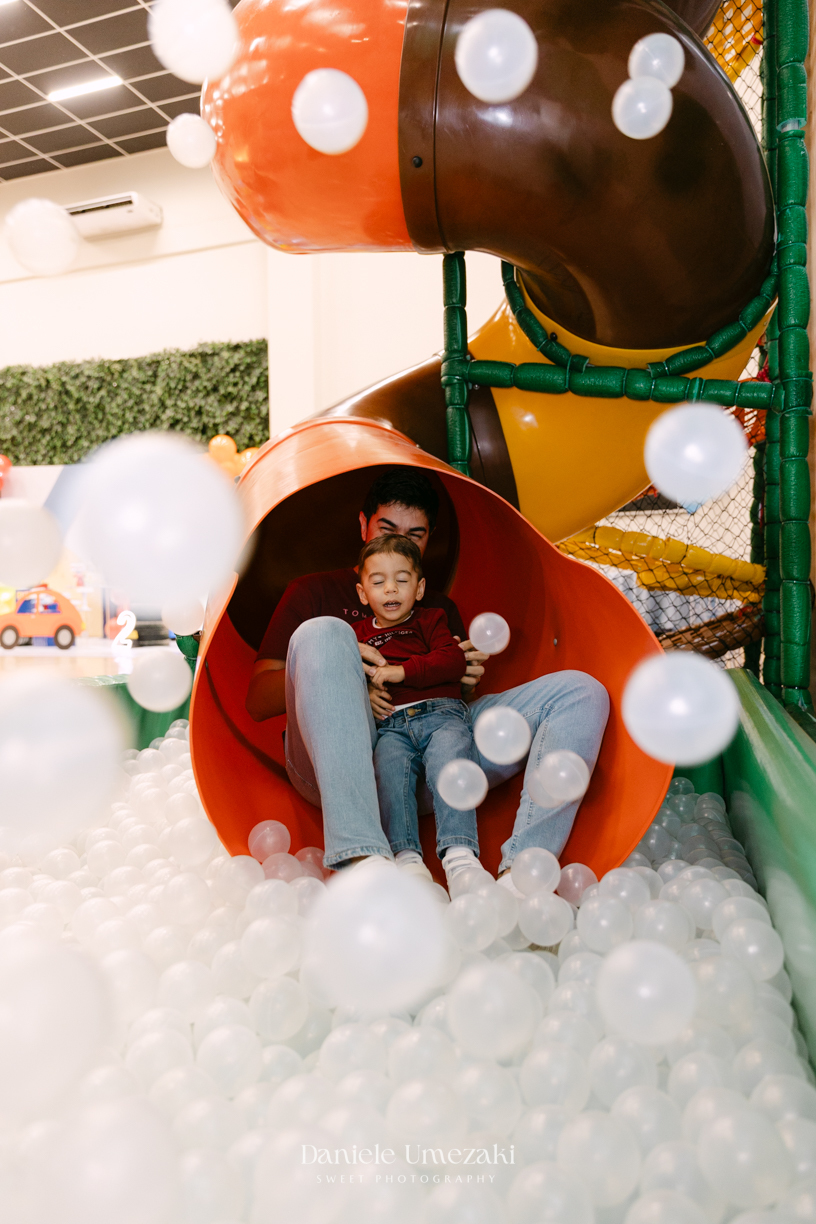 Pedro brincando durante seu aniversário de 2 anos no Buffet Santa Arruaça em Mogi das Cruzes, com decoração da Érica, da Doce de Laço, fotografado por Dani Umezaki.
