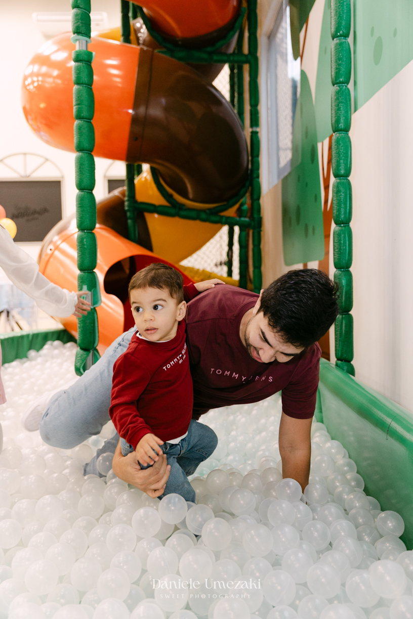 Pedro brincando durante seu aniversário de 2 anos no Buffet Santa Arruaça em Mogi das Cruzes, com decoração da Érica, da Doce de Laço, fotografado por Dani Umezaki.