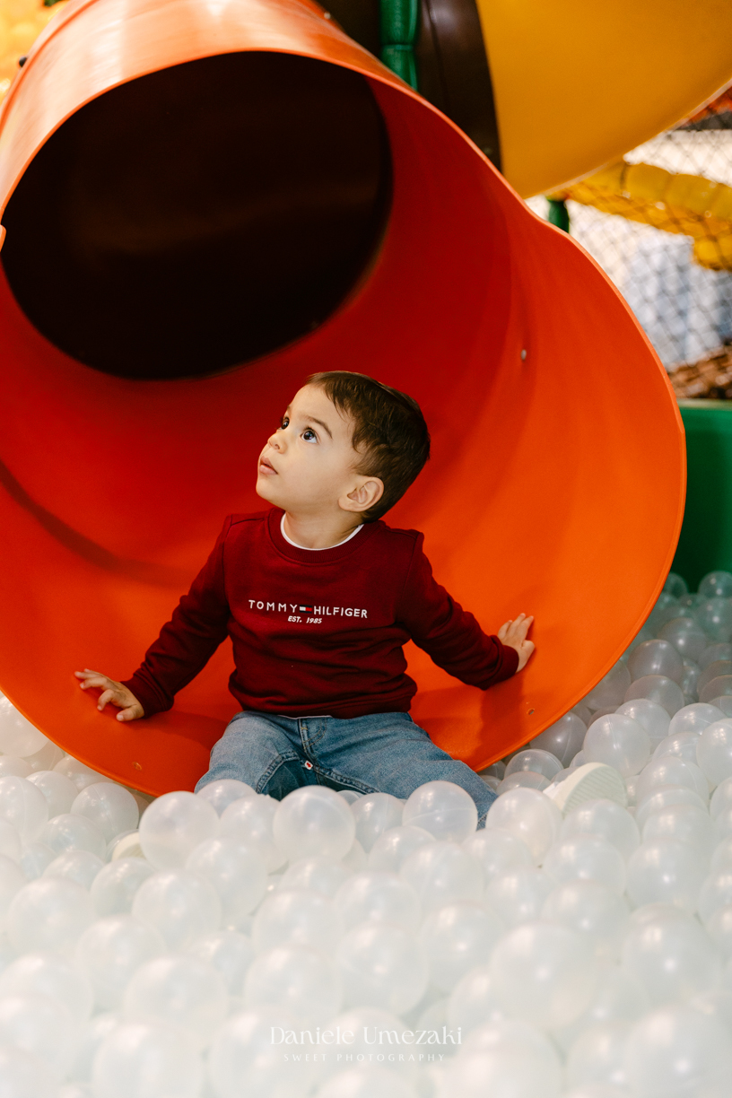 Pedro brincando durante seu aniversário de 2 anos no Buffet Santa Arruaça em Mogi das Cruzes, com decoração da Érica, da Doce de Laço, fotografado por Dani Umezaki.