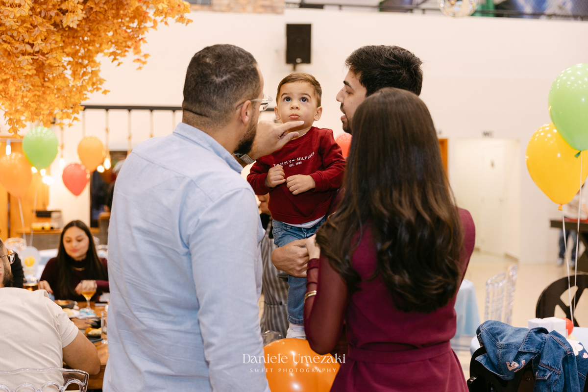 Pedro brincando durante seu aniversário de 2 anos no Buffet Santa Arruaça em Mogi das Cruzes, com decoração da Érica, da Doce de Laço, fotografado por Dani Umezaki.