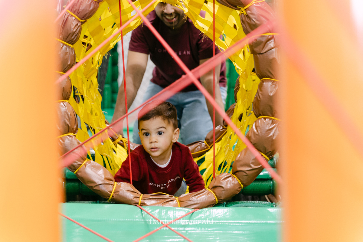 Pedro brincando durante seu aniversário de 2 anos no Buffet Santa Arruaça em Mogi das Cruzes, com decoração da Érica, da Doce de Laço, fotografado por Dani Umezaki.