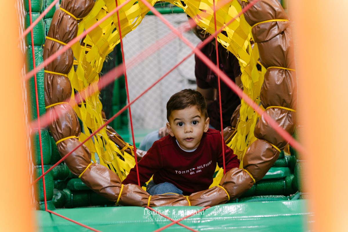 Pedro brincando durante seu aniversário de 2 anos no Buffet Santa Arruaça em Mogi das Cruzes, com decoração da Érica, da Doce de Laço, fotografado por Dani Umezaki.