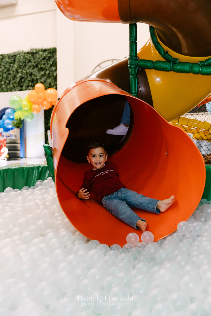 Pedro brincando durante seu aniversário de 2 anos no Buffet Santa Arruaça em Mogi das Cruzes, com decoração da Érica, da Doce de Laço, fotografado por Dani Umezaki.