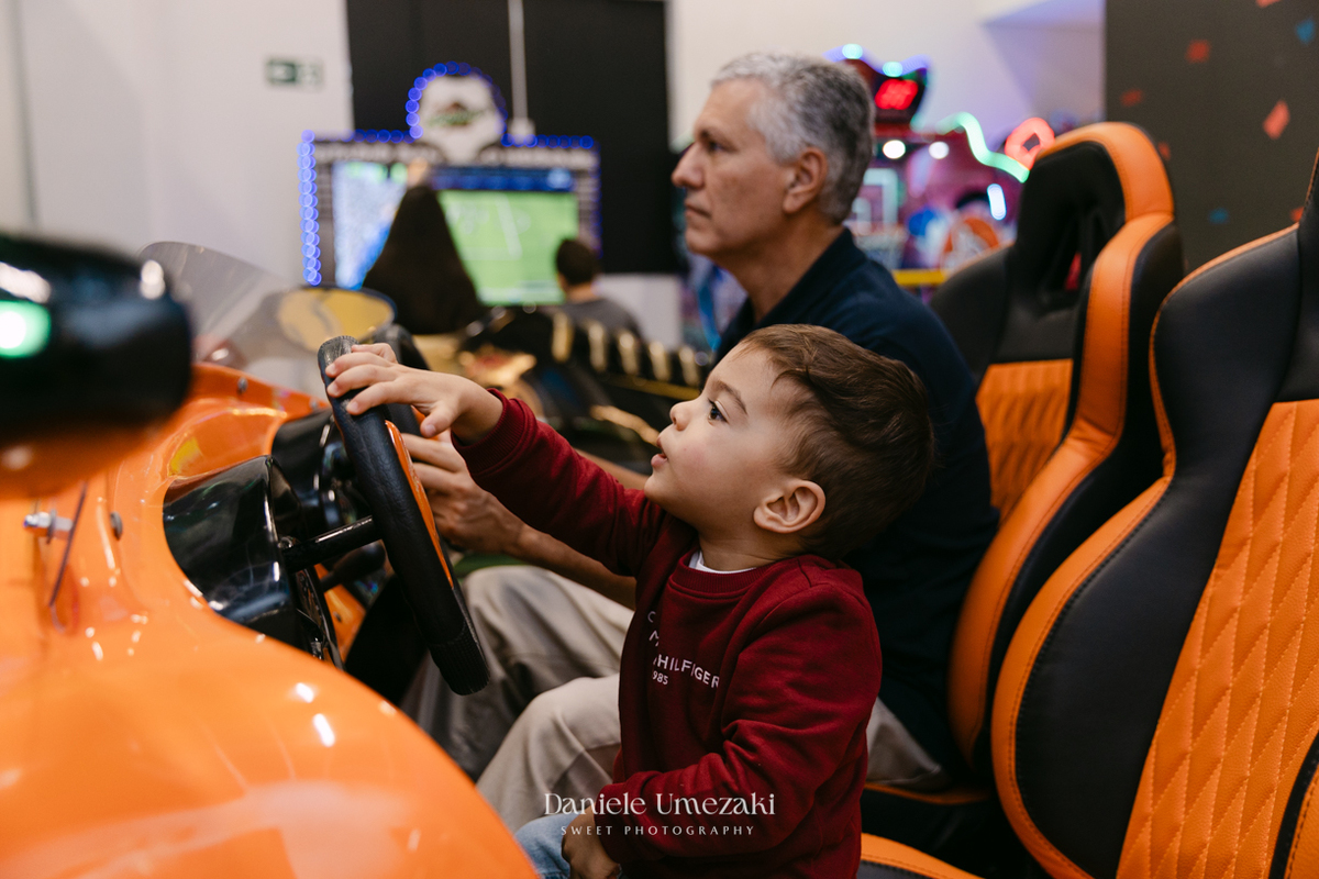 Pedro brincando durante seu aniversário de 2 anos no Buffet Santa Arruaça em Mogi das Cruzes, com decoração da Érica, da Doce de Laço, fotografado por Dani Umezaki.
