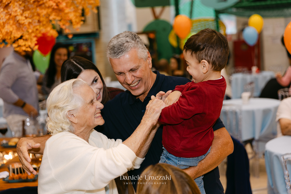Pedro brincando durante seu aniversário de 2 anos no Buffet Santa Arruaça em Mogi das Cruzes, com decoração da Érica, da Doce de Laço, fotografado por Dani Umezaki.