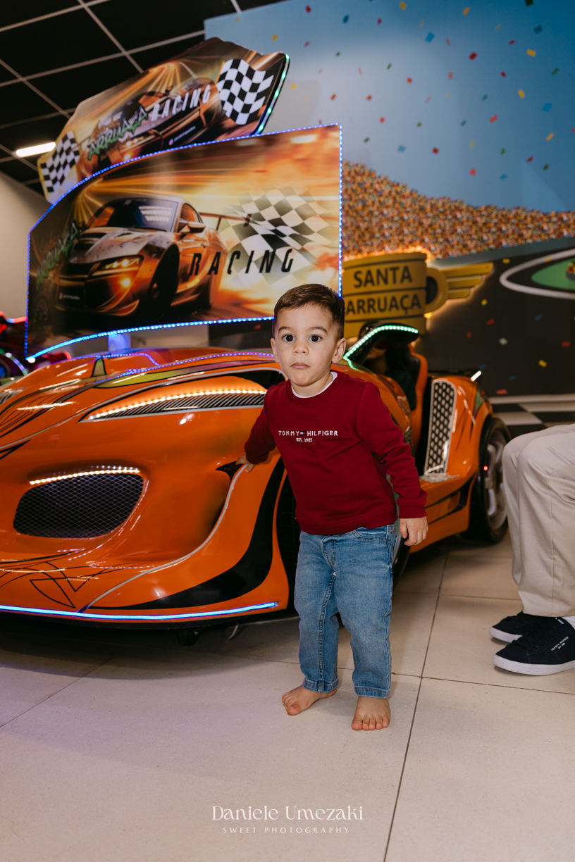 Pedro brincando durante seu aniversário de 2 anos no Buffet Santa Arruaça em Mogi das Cruzes, com decoração da Érica, da Doce de Laço, fotografado por Dani Umezaki.