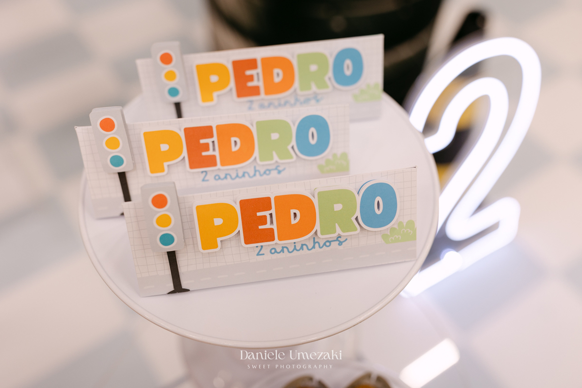 Pedro brincando durante seu aniversário de 2 anos no Buffet Santa Arruaça em Mogi das Cruzes, com decoração da Érica, da Doce de Laço, fotografado por Dani Umezaki.