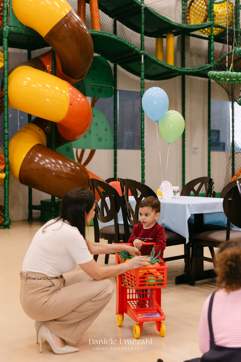Pedro brincando durante seu aniversário de 2 anos no Buffet Santa Arruaça em Mogi das Cruzes, com decoração da Érica, da Doce de Laço, fotografado por Dani Umezaki.